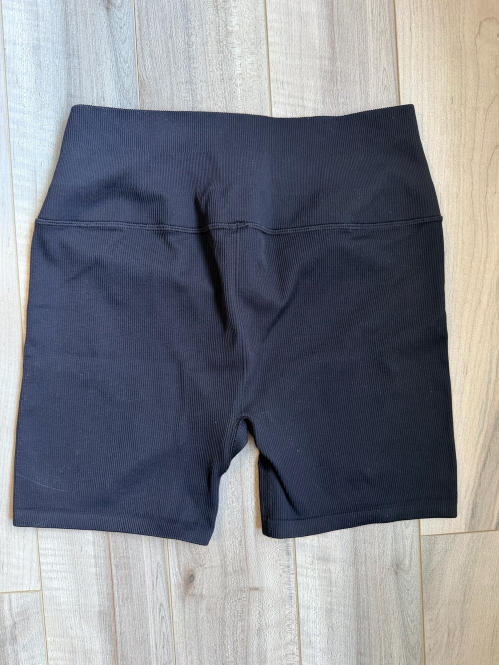 ALO 5” Seamless Ribbed Favourite Short - Picture 3 of 6